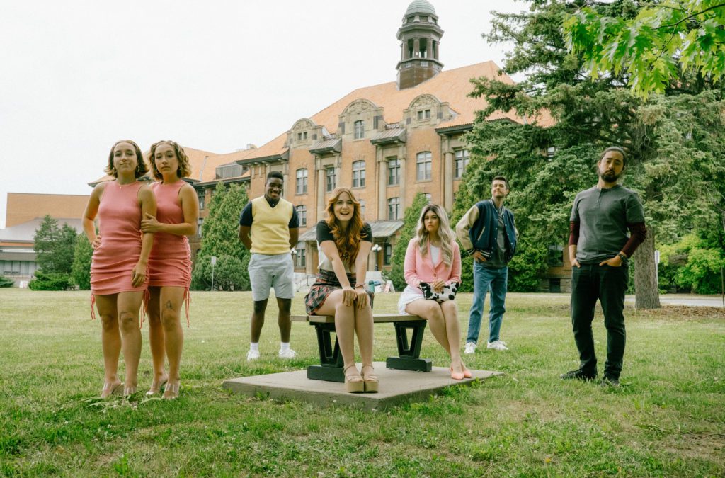 Photo Complètement Lycéée groupe d'acteurs devant l'école